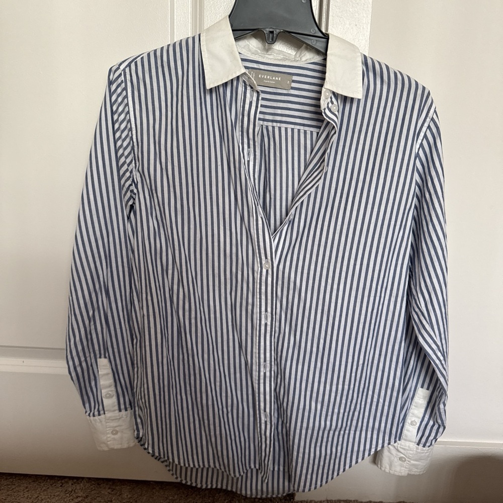 Everlane Blue and White Striped Button Down Shirt